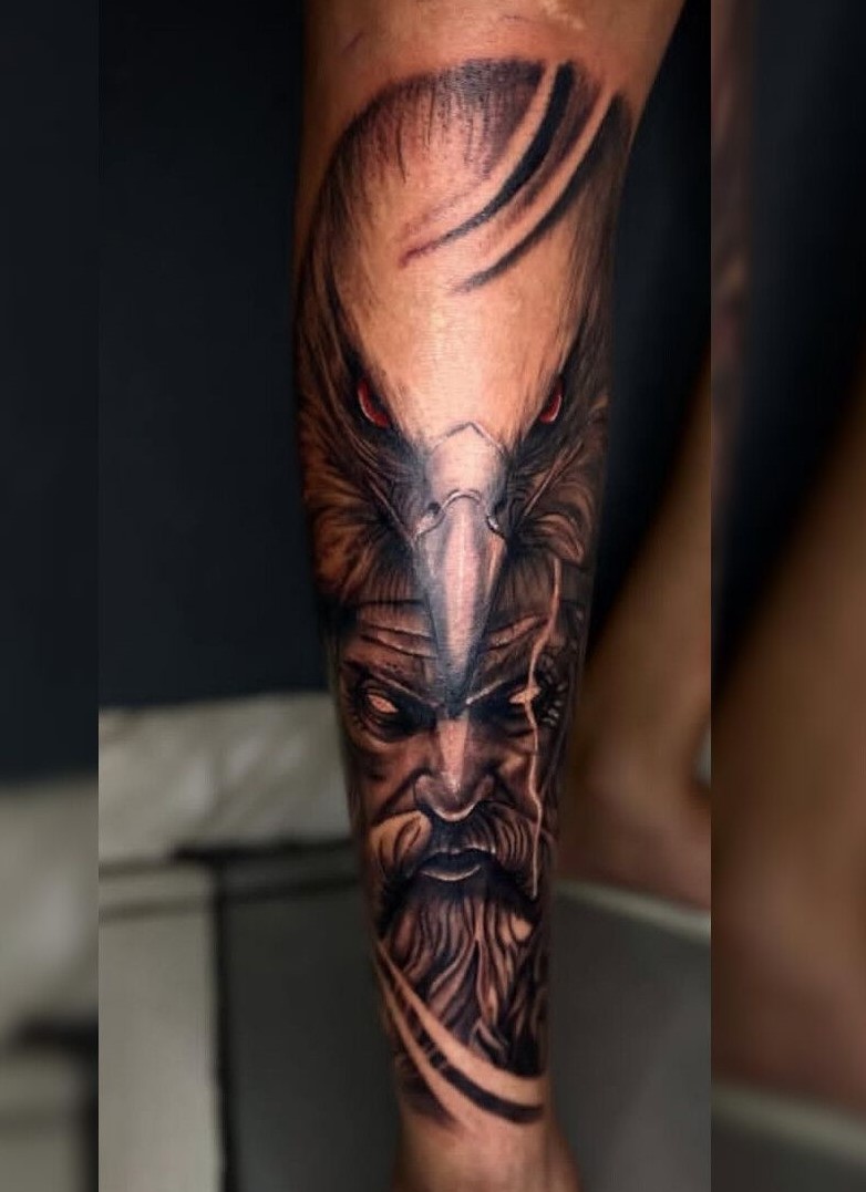 عقاب و چهره – سبک رئالیسم تاریک چهره‌ی پیرمرد حکیم با عقاب بالای سر، نماد قدرت و حکمت. سایه‌کاری حرفه‌ای