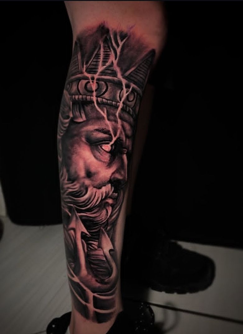 طرح رئالیسم اساطیری با الهام از خدای دریا (پوزئیدون) و افکت رعد و برق؛ مناسب دوستداران سبک‌های دارک و اسطوره‌ای