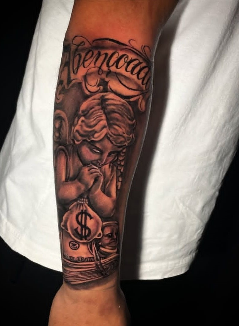 فرشته نگهبان و دلار – سبک چیکانو فرشته دعاخوان همراه با نوشته و نماد پول. ترکیب مذهبی–خیابانی و پرمعنا