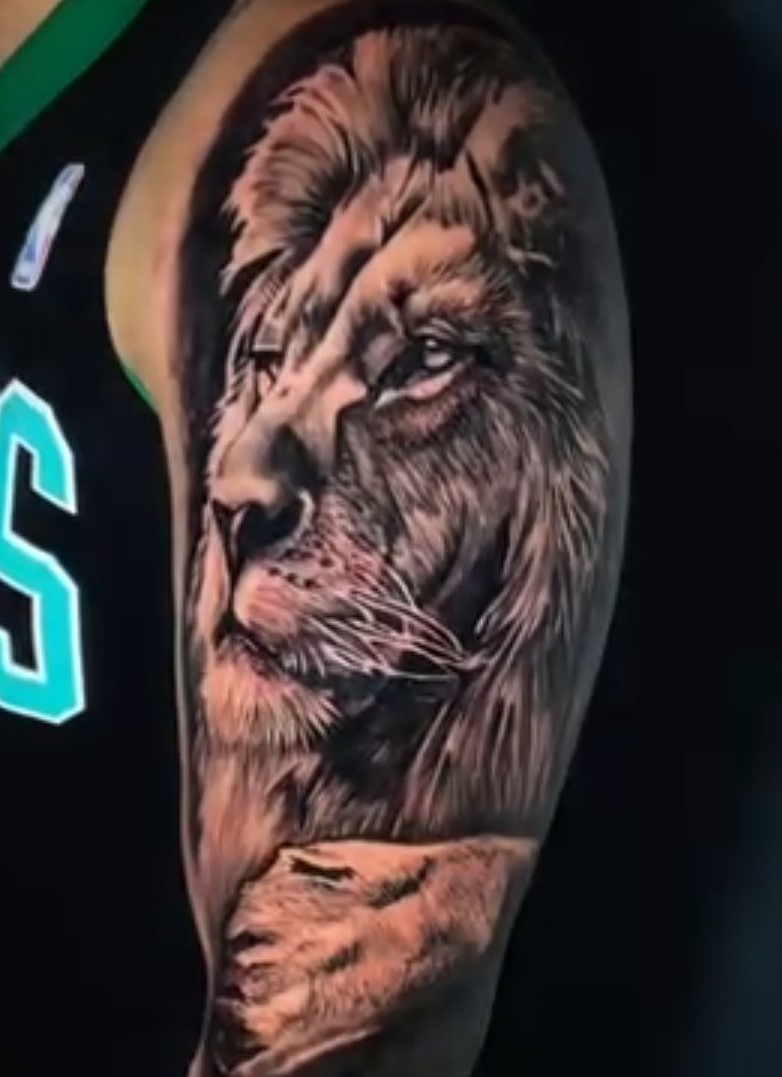 شیر سلطان – سبک رئالیسم چهره‌ی دقیق و پرجزئیات شیر با سایه‌کاری حرفه‌ای، نماد قدرت، شجاعت و رهبری